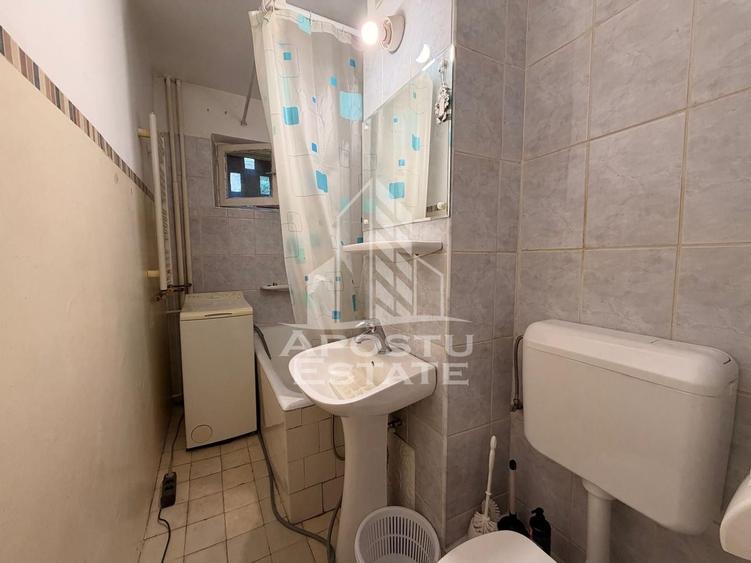 Apartament cu 2 camere semidecomandat, mobilat în Central