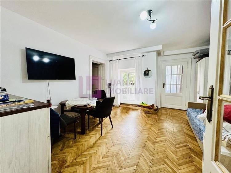 Apartament cu 3 camere semidecomandat, mobilat în Central