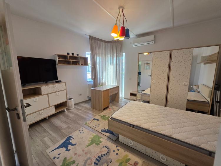 Apartament cu 4 camere semidecomandat, mobilat în Universitate