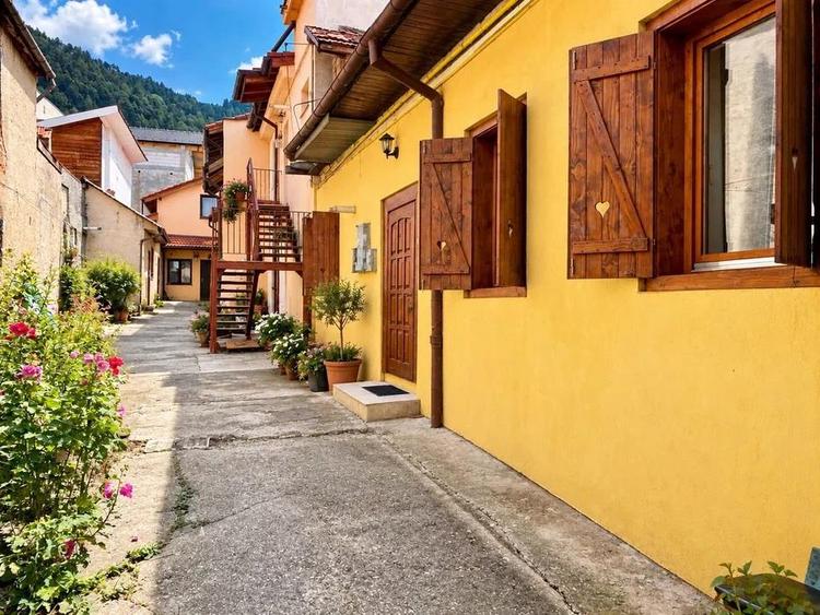Apartament cu 2 camere semidecomandat, mobilat în Centrul Istoric