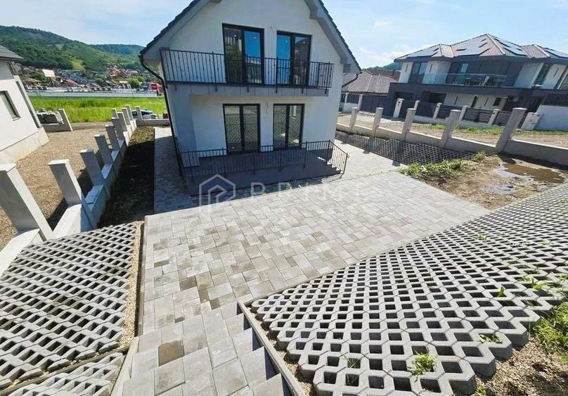 Casă individuală cu 5 camere cu Canalizare în Corunca
