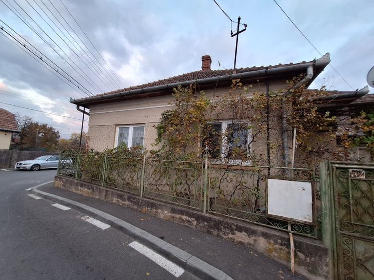 Casă individuală cu 4 camere cu Canalizare în Luna de Sus