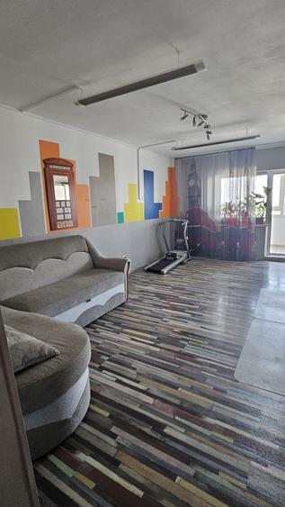 Apartament cu 3 camere decomandat, mobilat în Exterior Vest