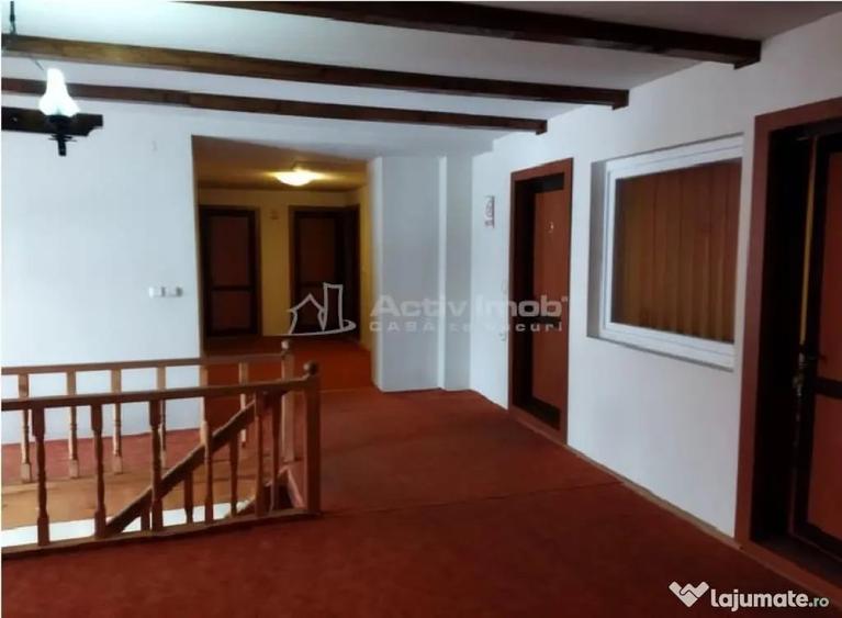 Casă cu 11 camere cu Teren 980 Mp în Central