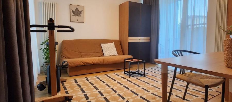 Apartament cu 3 camere decomandat, mobilat în P-ța Victoriei