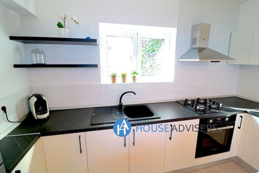 Apartament cu 3 camere, mobilat în Romană