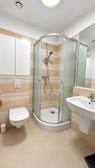 Apartament cu 3 camere semidecomandat, mobilat în Băneasa