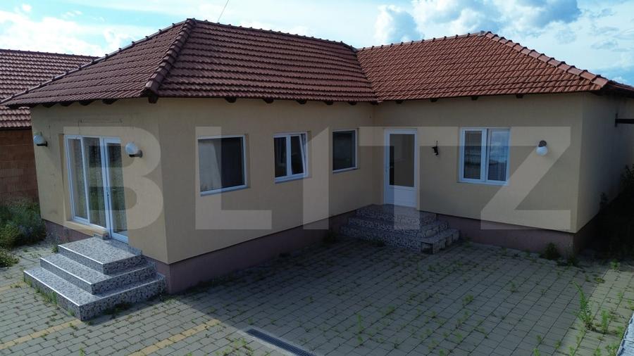 Casă individuală cu 3 camere cu Canalizare în Petrești