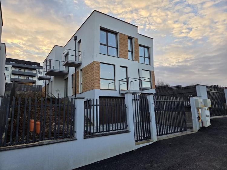 Duplex cu 4 camere cu Canalizare în Dâmbul Rotund
