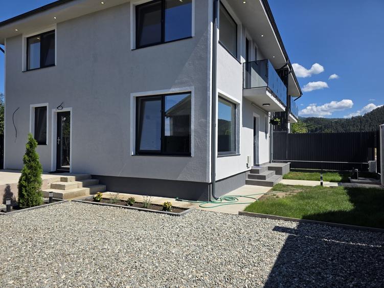 Duplex cu 4 camere decomandat cu Canalizare în Râșnov