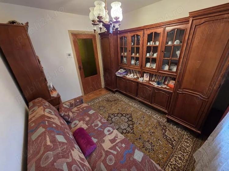 Apartament cu 3 camere semidecomandat în Micro II
