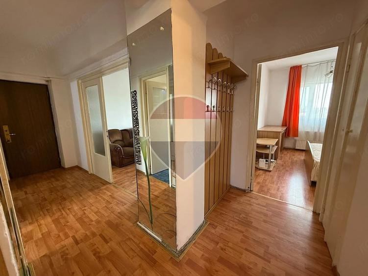 Apartament cu 3 camere decomandat în Calea București