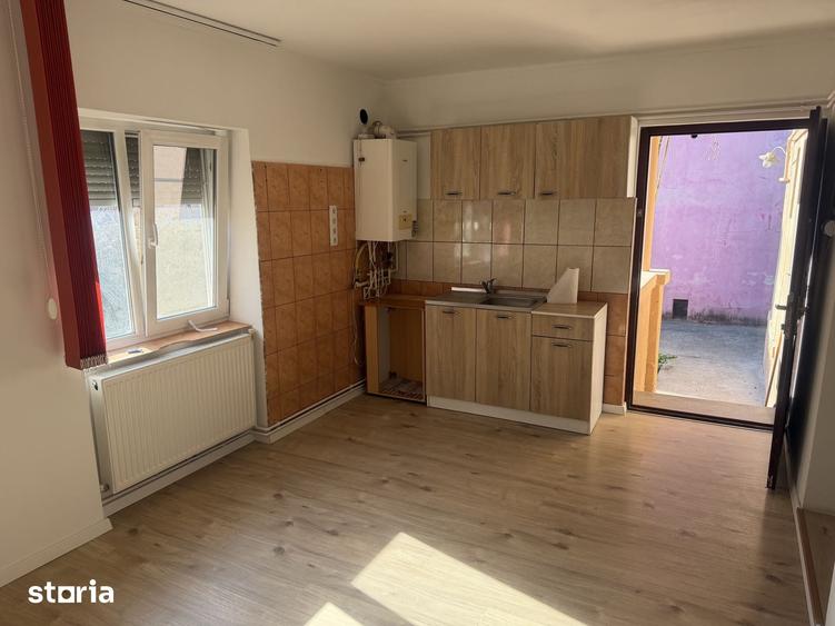 Casă cu 2 camere cu Teren 410 Mp în Botizului