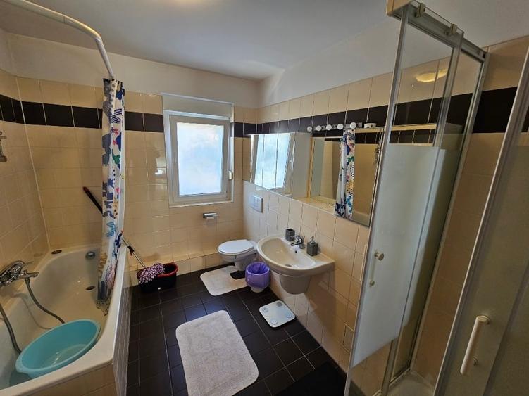 Apartament cu 3 camere semidecomandat, mobilat în Central