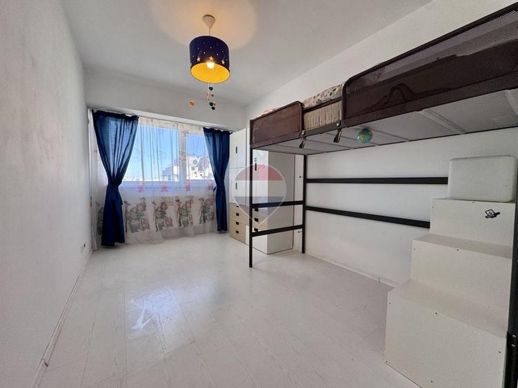 Apartament cu 3 camere semidecomandat, mobilat în Titulescu