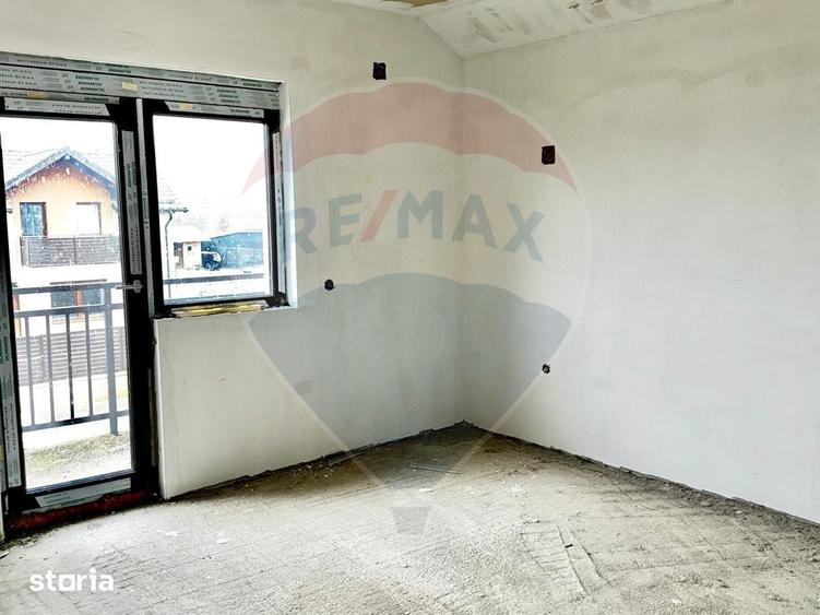 Casă cu 5 camere cu Teren 500 Mp în Jucu