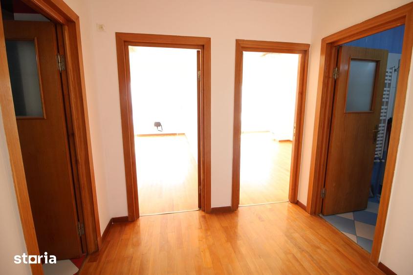 Apartament cu 3 camere decomandat în Faleză