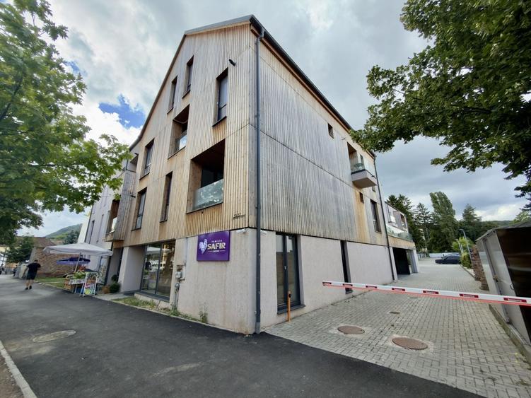 Apartament cu 3 camere decomandat, mobilat în Blumăna