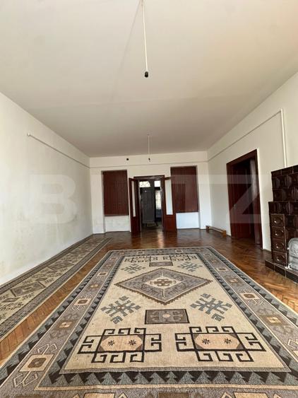 Casă individuală cu 8 camere cu Canalizare în Central
