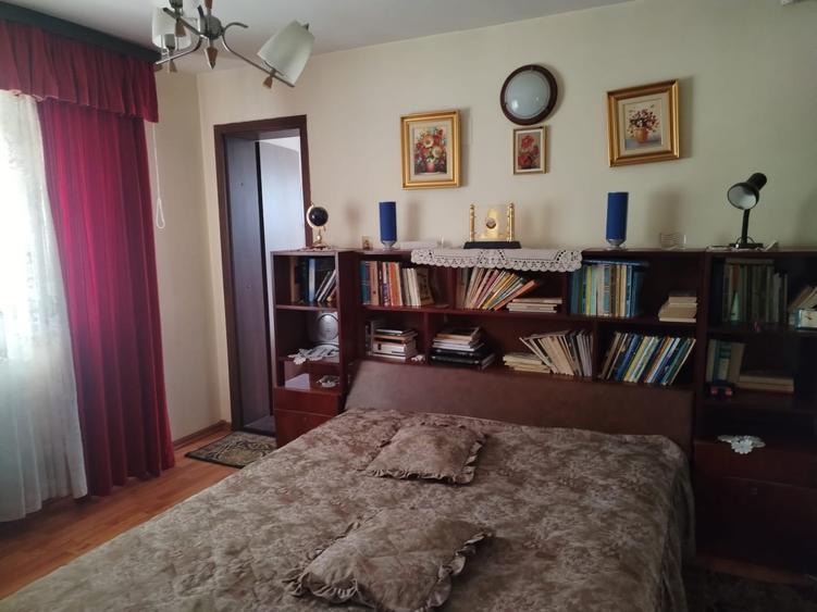Casă cu 5 camere cu Canalizare în Central