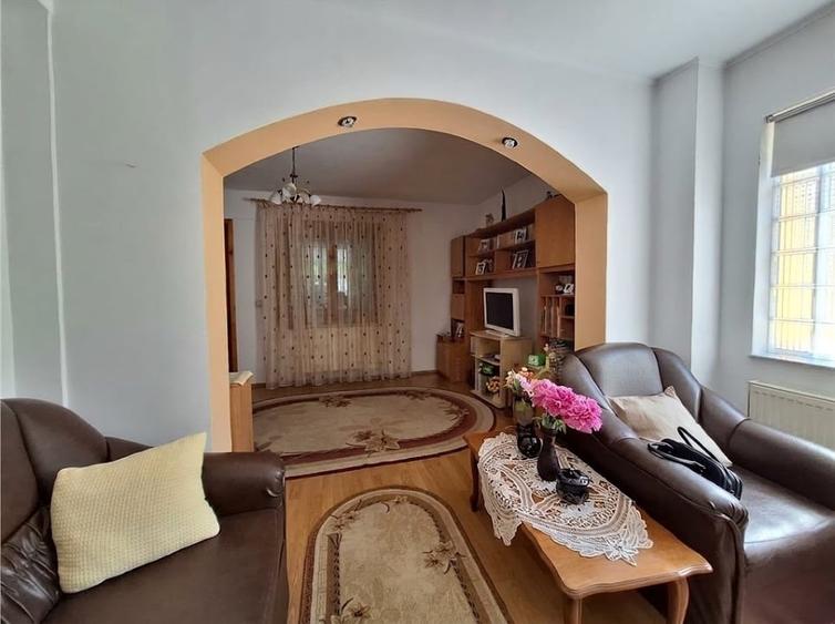 Casă individuală cu 5 camere cu Canalizare în Ultracentral