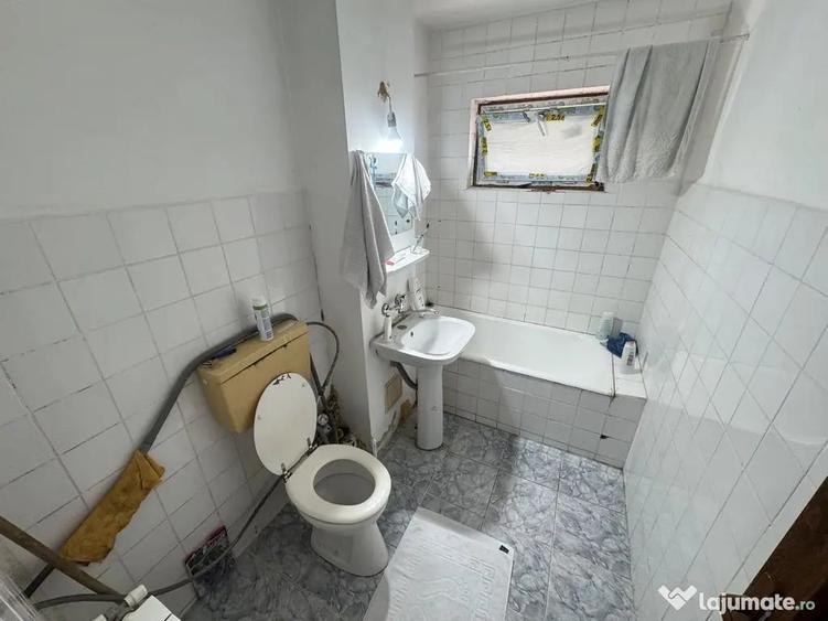 Apartament cu 3 camere decomandat în Poarta 6