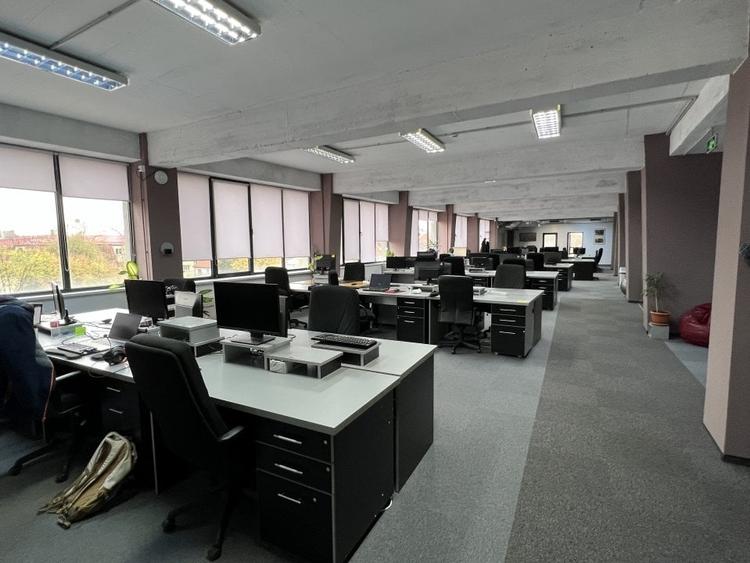 Birou, de 830 mp, în Central