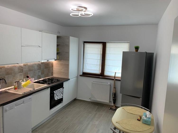 Casă cu 3 camere decomandat în Sânpetru