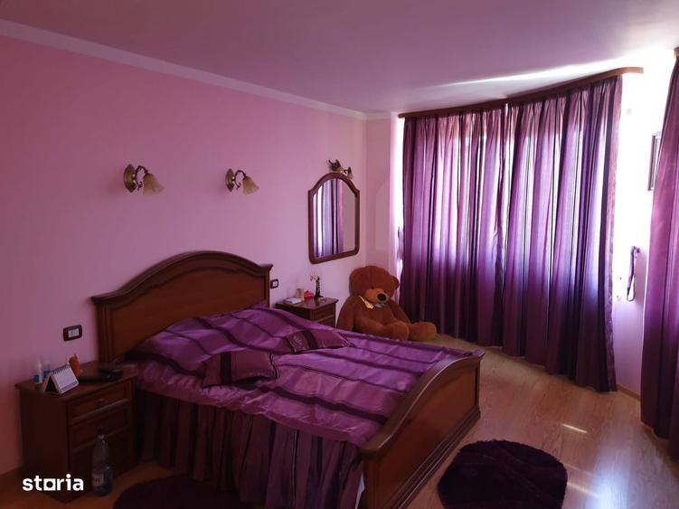 Casă cu 10 camere cu Teren 700 Mp în Obor