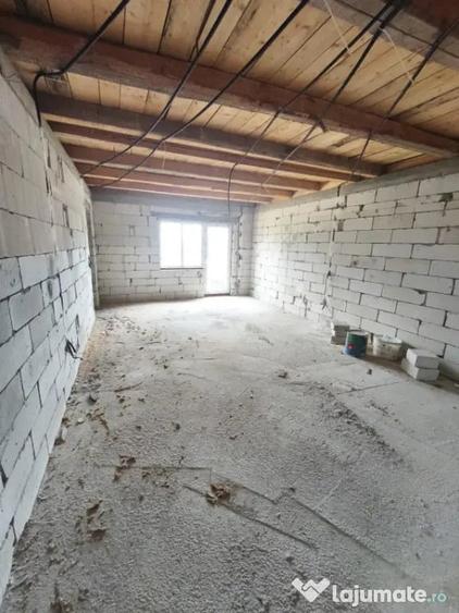Casă cu 2 camere cu Teren 4400 Mp în Central