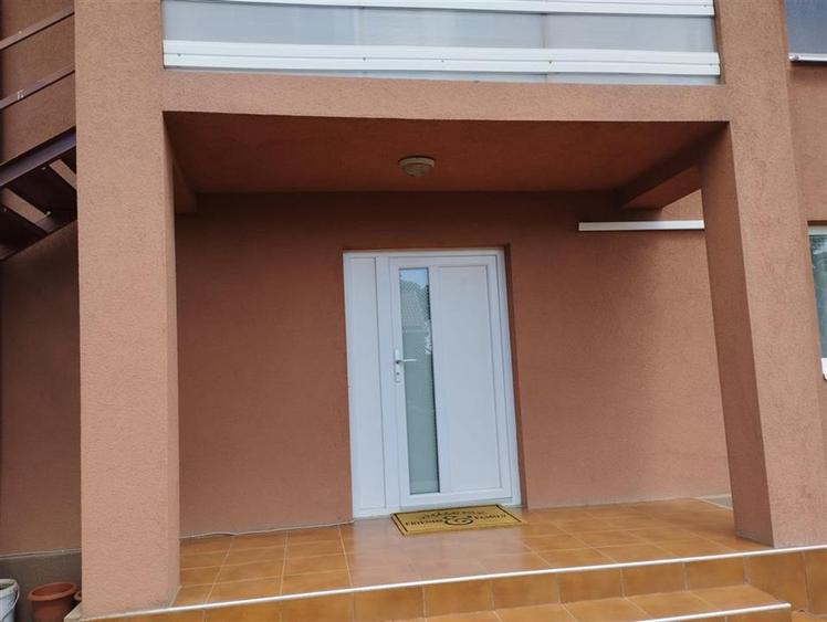 Casă individuală cu 9 camere cu Canalizare în 9 Mai