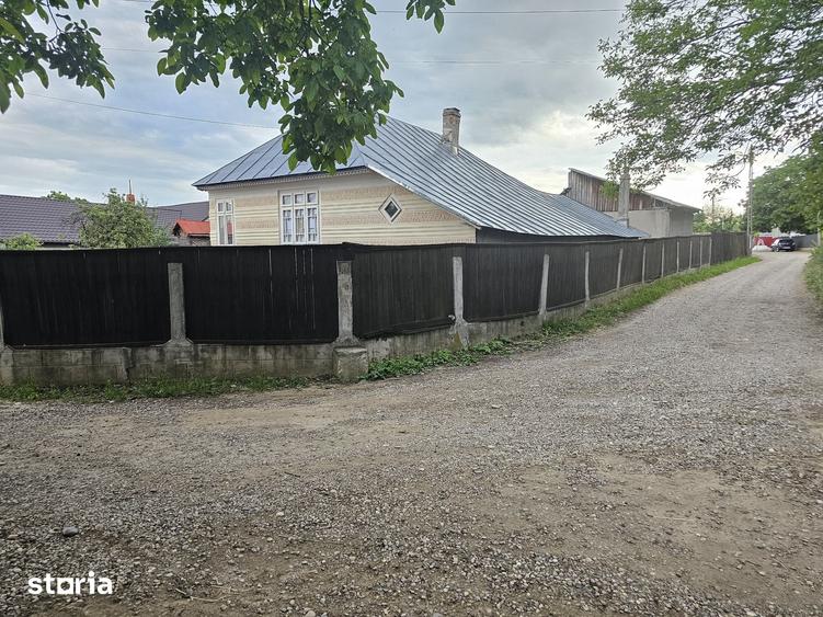 Casă cu 3 camere cu Teren 1330 Mp în Păunești