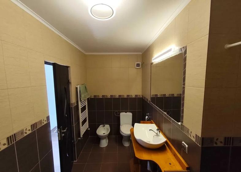 Apartament cu 4 camere decomandat, mobilat în Florești