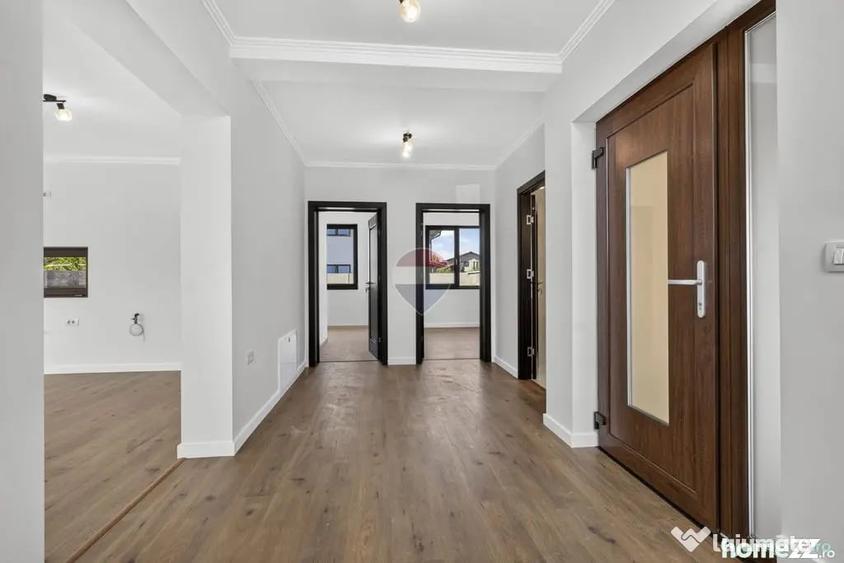 Casă cu 7 camere cu Teren 437 Mp în Livada