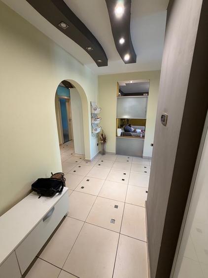 Apartament cu 3 camere decomandat, mobilat în Girocului