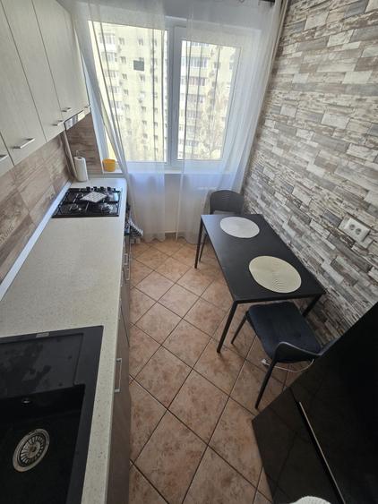 Apartament cu 3 camere semidecomandat în Veteranilor