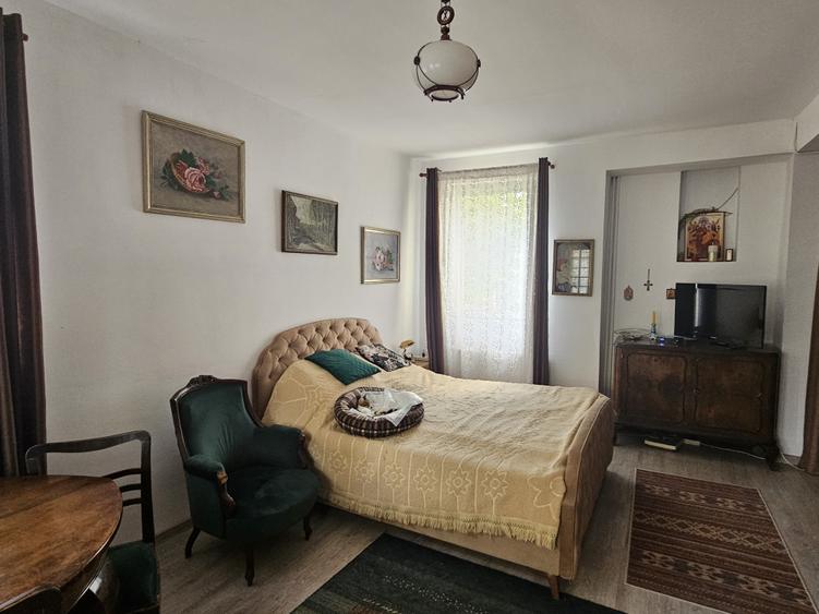 Casă individuală cu 6 camere cu Canalizare în Lipovei