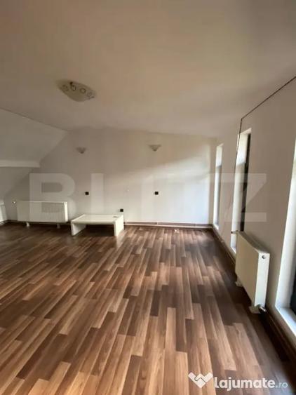 Casă cu 10 camere cu Teren 414 Mp în Cetate