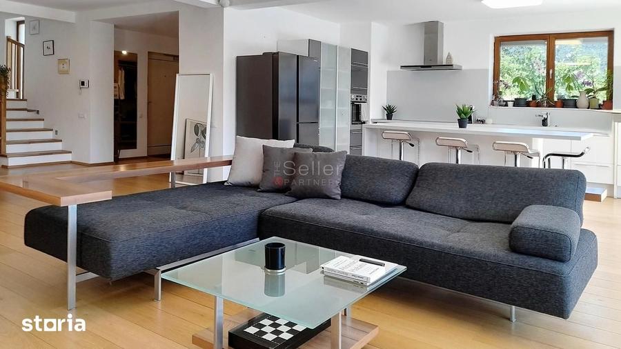 Casă cu 8 camere cu Teren 522 Mp în Schei