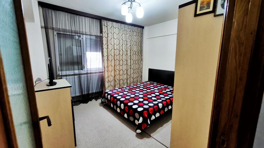 Apartament cu 3 camere semidecomandat în Central