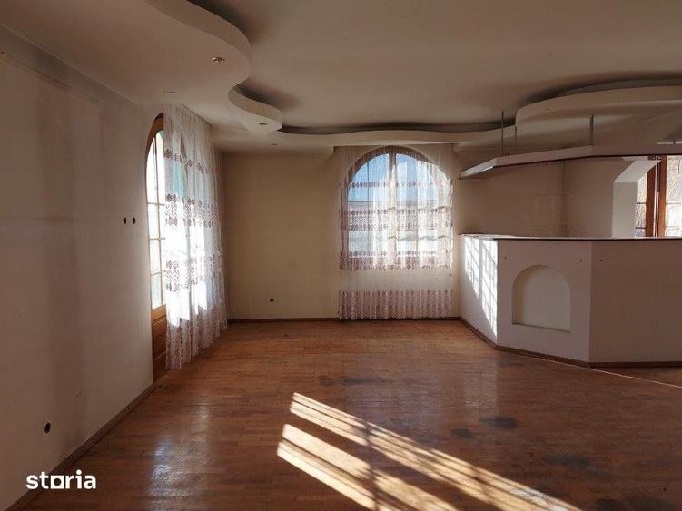 Casă cu 5 camere cu Teren 1380 Mp în Costești