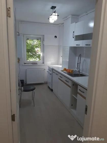 Apartament cu 4 camere decomandat în Vitrometan