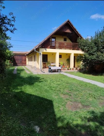 Casă cu 4 camere decomandat în Petrești