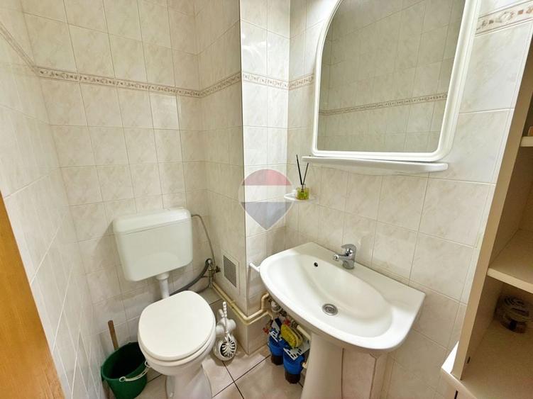 Apartament cu 3 camere decomandat, mobilat în Intim