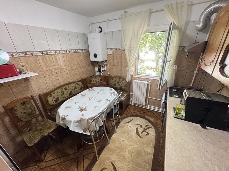 Apartament cu 4 camere decomandat în CET
