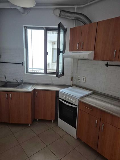 Apartament cu 3 camere semidecomandat în Doamna Ghica