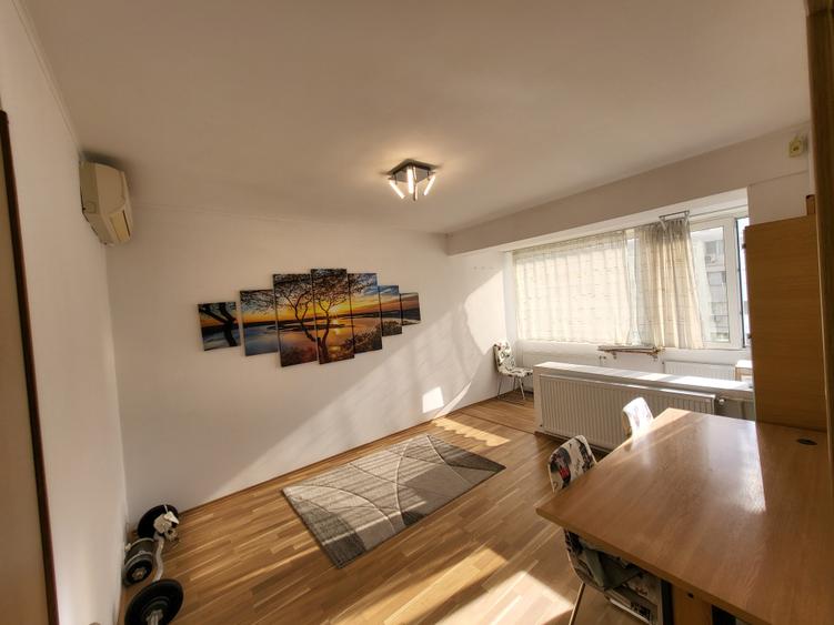 Apartament cu 3 camere semidecomandat în Iancului