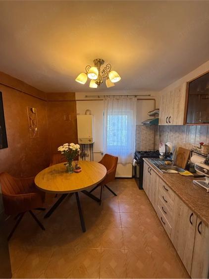 Apartament cu 3 camere semidecomandat în Central