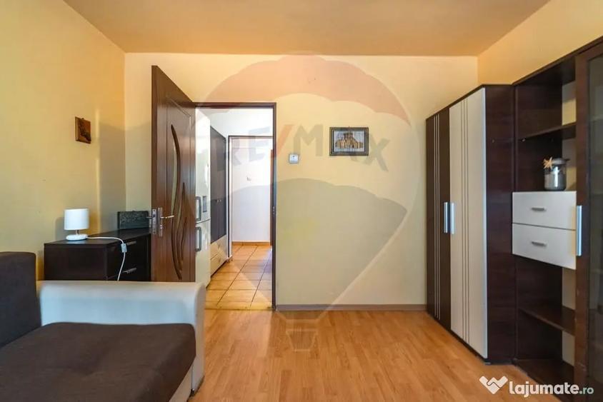 Apartament cu 3 camere decomandat în Tractorul
