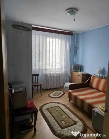 Apartament cu 3 camere semidecomandat în Crângași